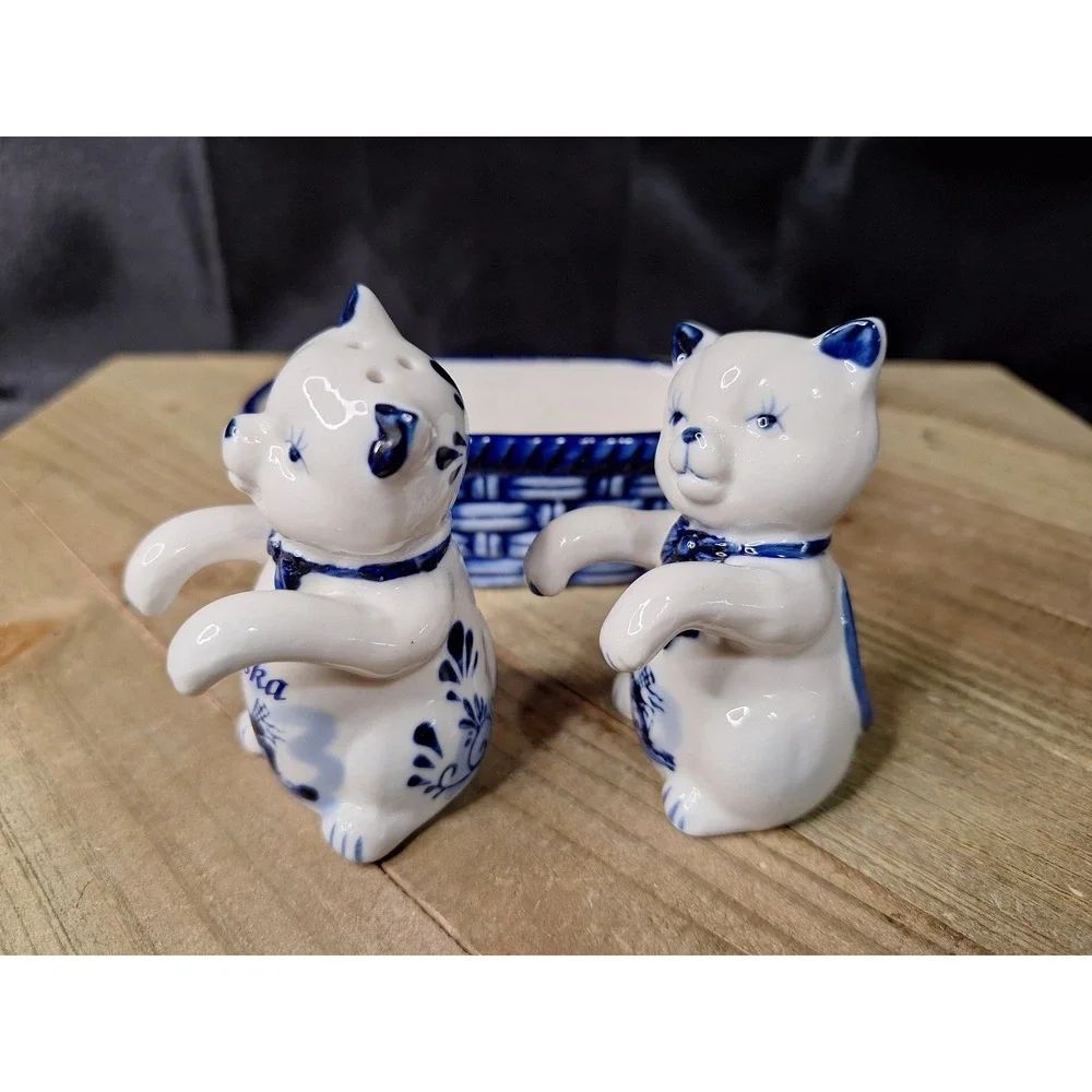 Delft Blue Handpainted Ceramic Cat Salt Pepper Shakers in Basket Alaska Souvenir